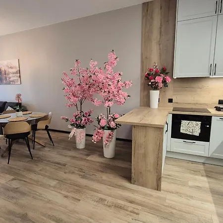 Lejlighed Towarowa Sakura Apartment, Free Parking, Air-conditioning, Self Check-in 24h *