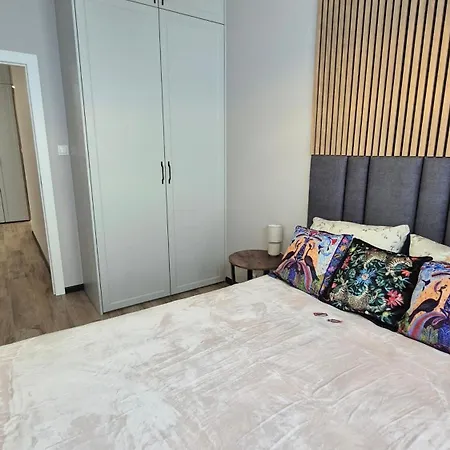 Towarowa Sakura Apartment, Free Parking, Air-conditioning, Self Check-in 24h * Poznań