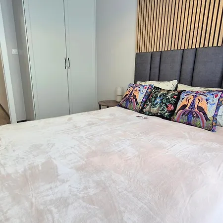 Towarowa Sakura Apartment, Free Parking, Air-conditioning, Self Check-in 24h * Poznań