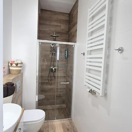 Towarowa Sakura Apartment, Free Parking, Air-conditioning, Self Check-in 24h * Poznań